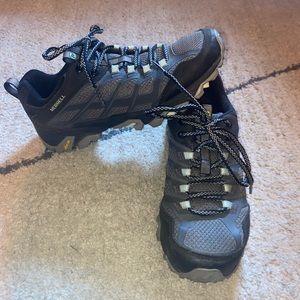 Women’s Merrell Hiking Shoes sz 8